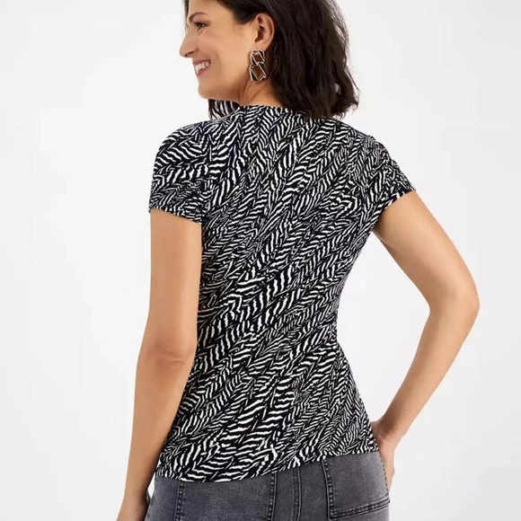 BLACK & WHITE PRINTED V-NECKK SHORT SLEEVE TOP - Picture 3 of 3